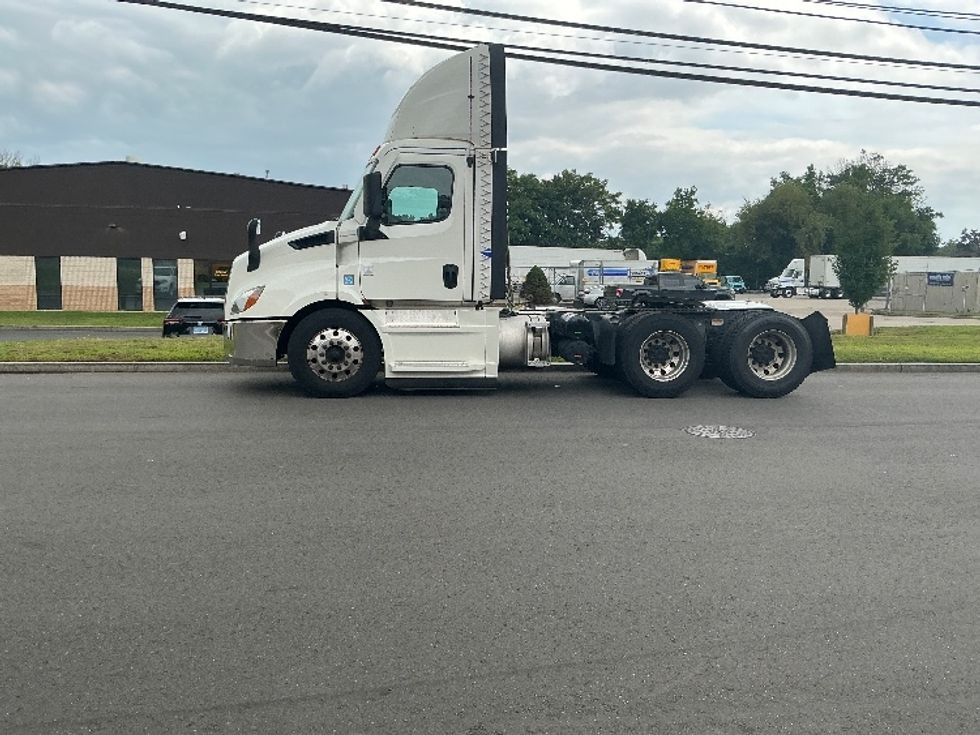 Day Cab Tractor-Heavy Duty Tractors-Freightliner-2021-T11664ST-Springfield-MA-539,287\n\t\tmiles-$ 39,750 - Image 4