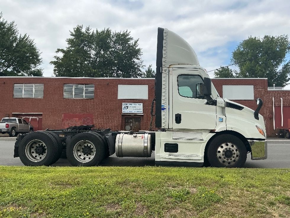 Day Cab Tractor-Heavy Duty Tractors-Freightliner-2021-T11664ST-Springfield-MA-539,287\n\t\tmiles-$ 39,750 - Image 8