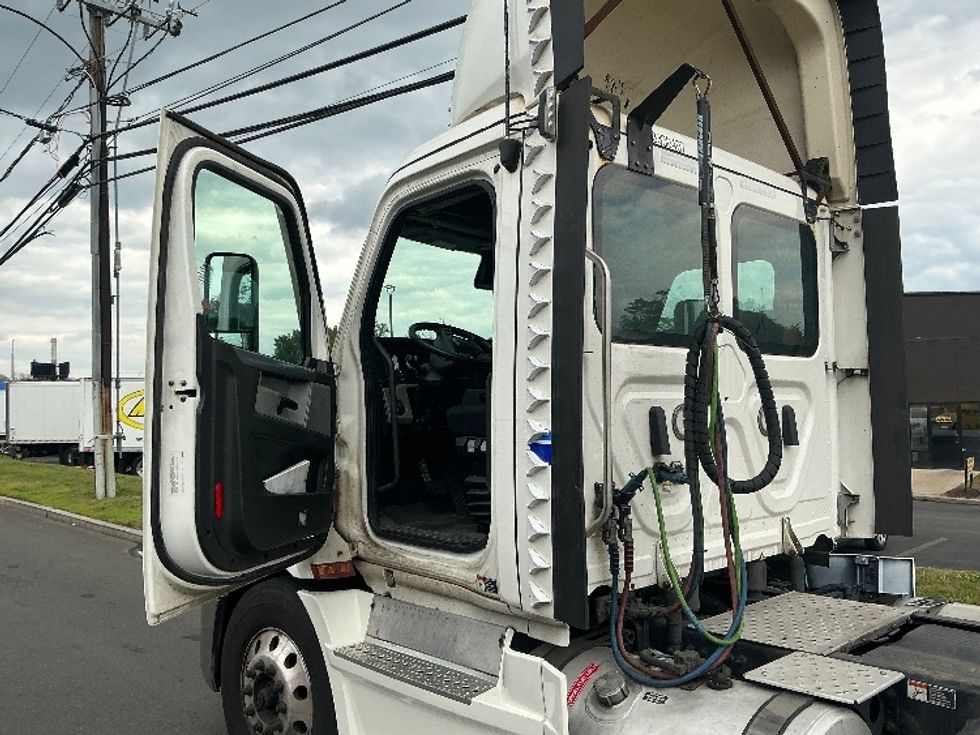 Day Cab Tractor-Heavy Duty Tractors-Freightliner-2021-T11664ST-Springfield-MA-539,287\n\t\tmiles-$ 39,750 - Image 9