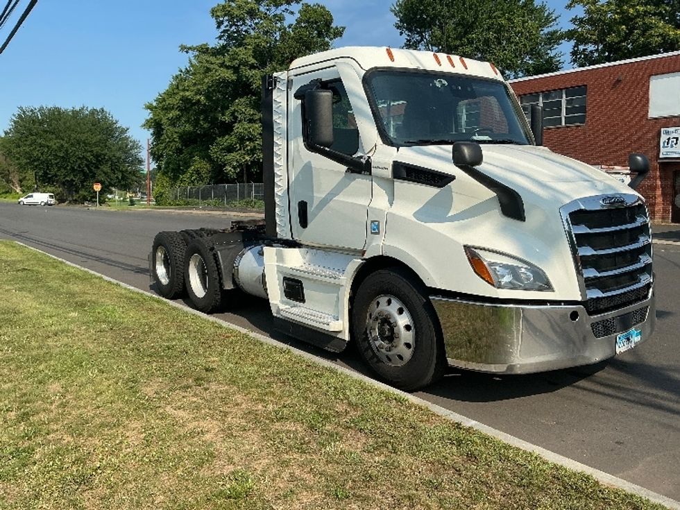 Day Cab Tractor-Heavy Duty Tractors-Freightliner-2021-T11664ST-Springfield-MA-560,569\n\t\tmiles-$ 38,000 - Image 1