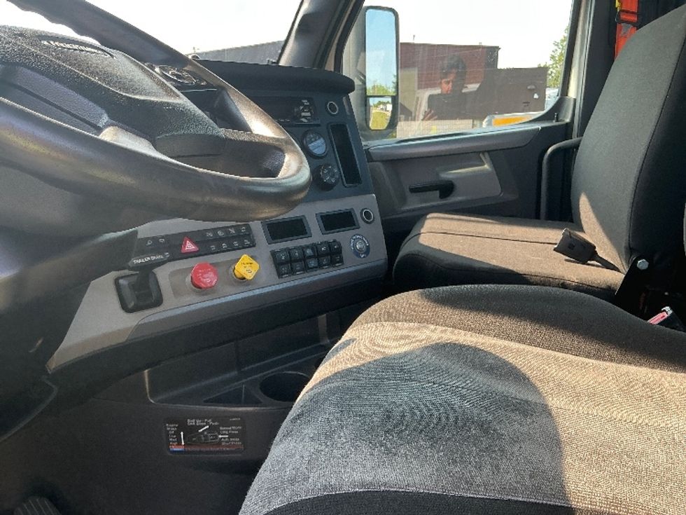 Day Cab Tractor-Heavy Duty Tractors-Freightliner-2021-T11664ST-Springfield-MA-560,569\n\t\tmiles-$ 38,000 - Image 10