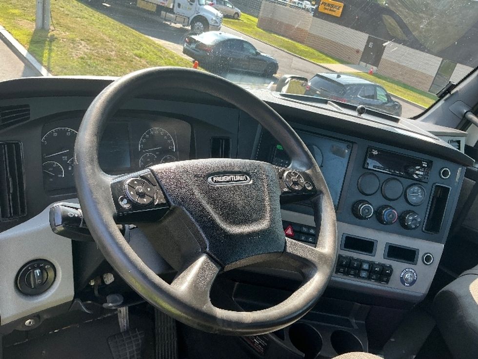 Day Cab Tractor-Heavy Duty Tractors-Freightliner-2021-T11664ST-Springfield-MA-560,569\n\t\tmiles-$ 38,000 - Image 11