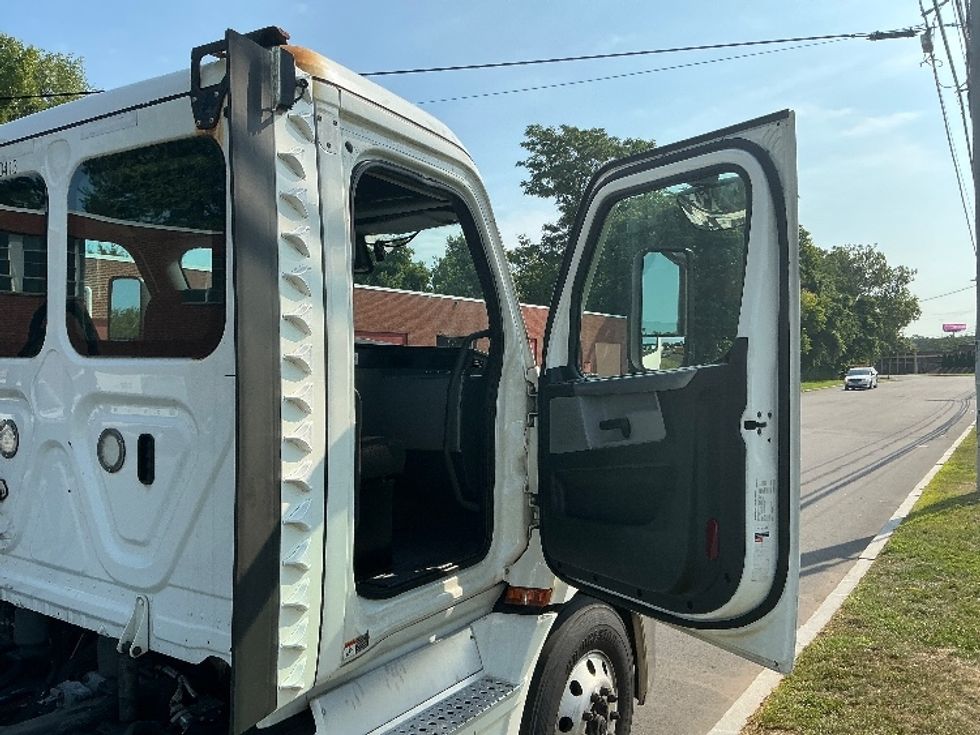 Day Cab Tractor-Heavy Duty Tractors-Freightliner-2021-T11664ST-Springfield-MA-560,569\n\t\tmiles-$ 38,000 - Image 12