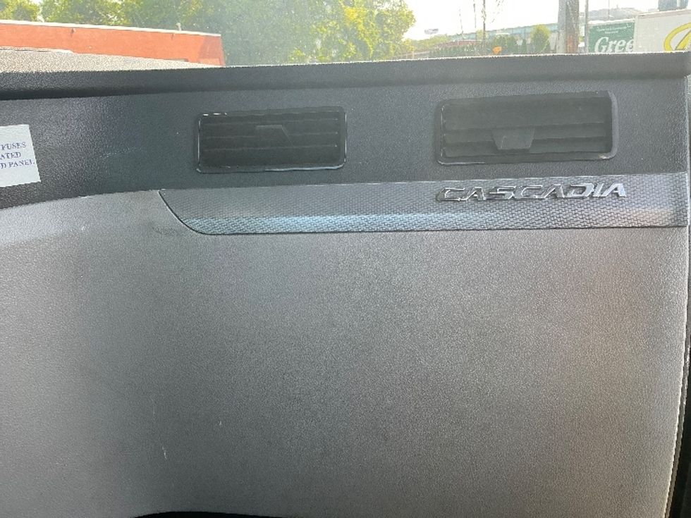 Day Cab Tractor-Heavy Duty Tractors-Freightliner-2021-T11664ST-Springfield-MA-560,569\n\t\tmiles-$ 38,000 - Image 13