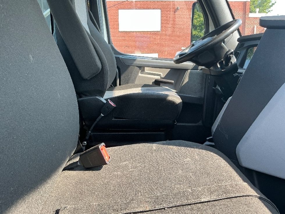 Day Cab Tractor-Heavy Duty Tractors-Freightliner-2021-T11664ST-Springfield-MA-560,569\n\t\tmiles-$ 38,000 - Image 14