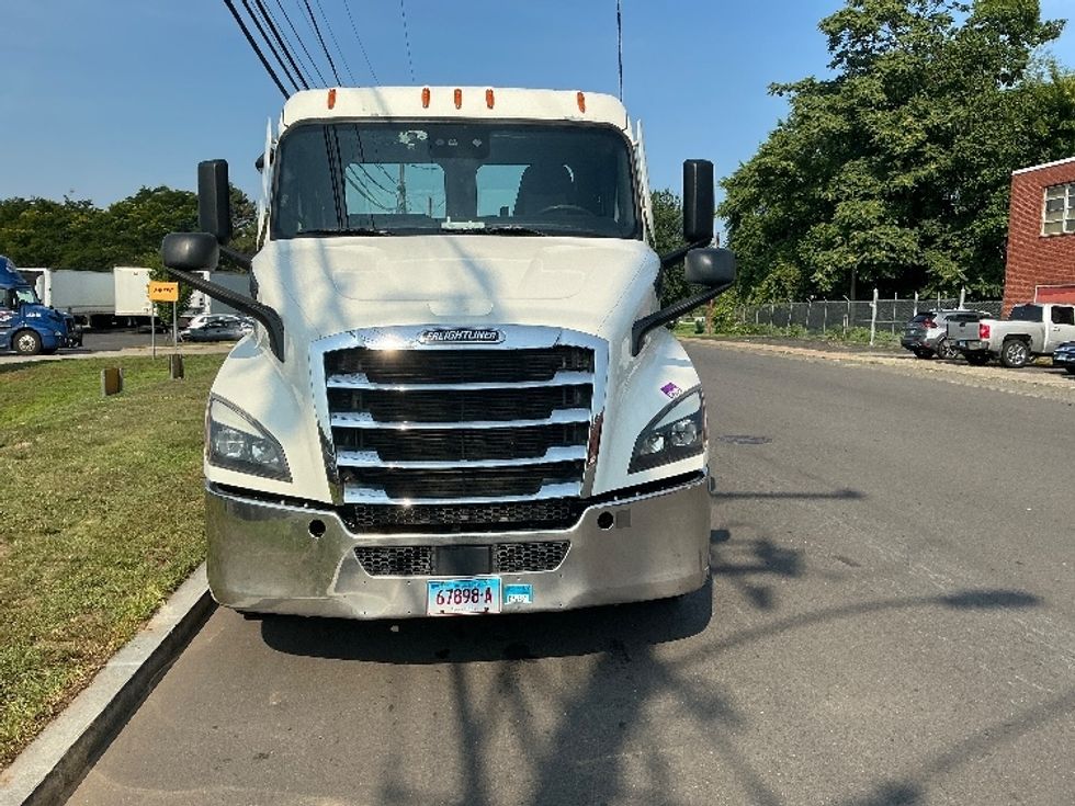 Day Cab Tractor-Heavy Duty Tractors-Freightliner-2021-T11664ST-Springfield-MA-560,569\n\t\tmiles-$ 38,000 - Image 2