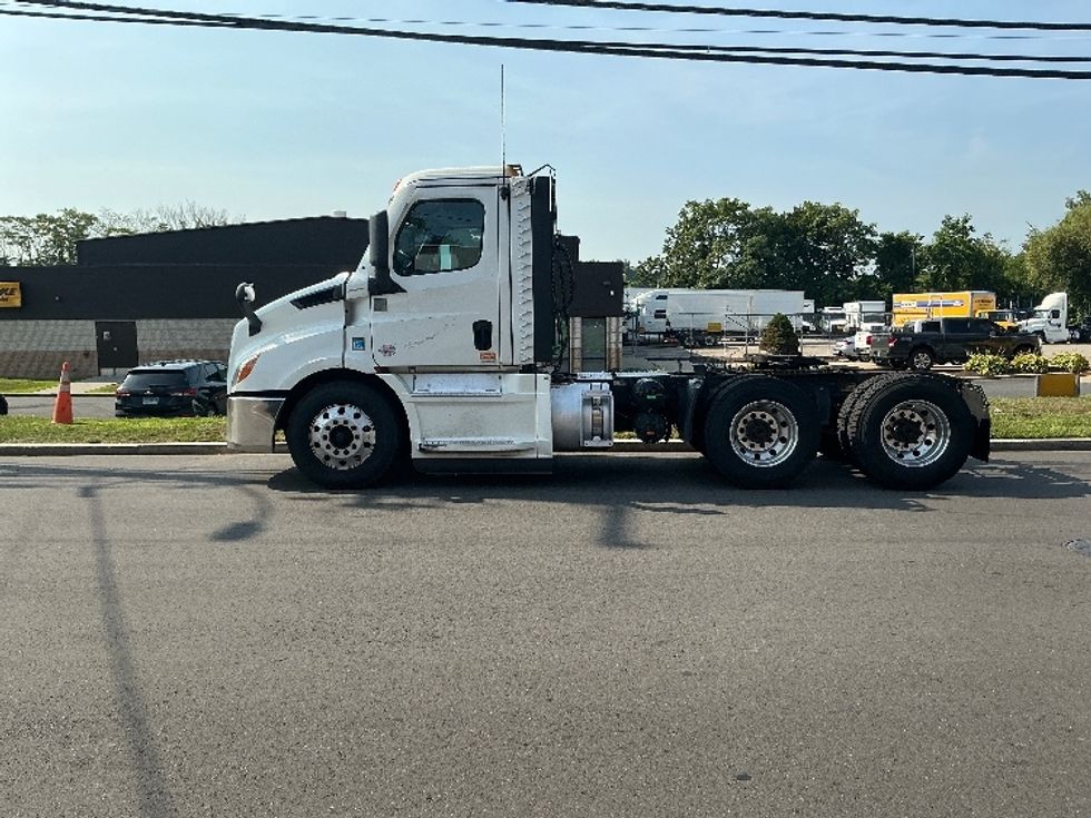 Day Cab Tractor-Heavy Duty Tractors-Freightliner-2021-T11664ST-Springfield-MA-560,569\n\t\tmiles-$ 38,000 - Image 4