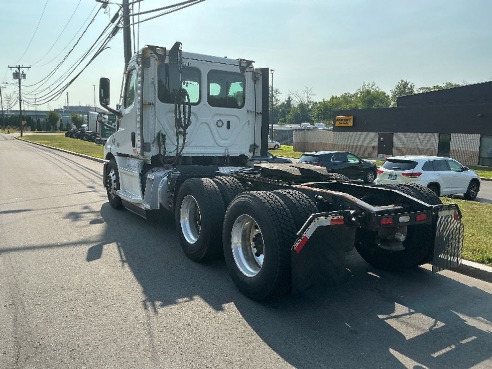 Day Cab Tractor-Heavy Duty Tractors-Freightliner-2021-T11664ST-Springfield-MA-560,569\n\t\tmiles-$ 38,000 - Image 5