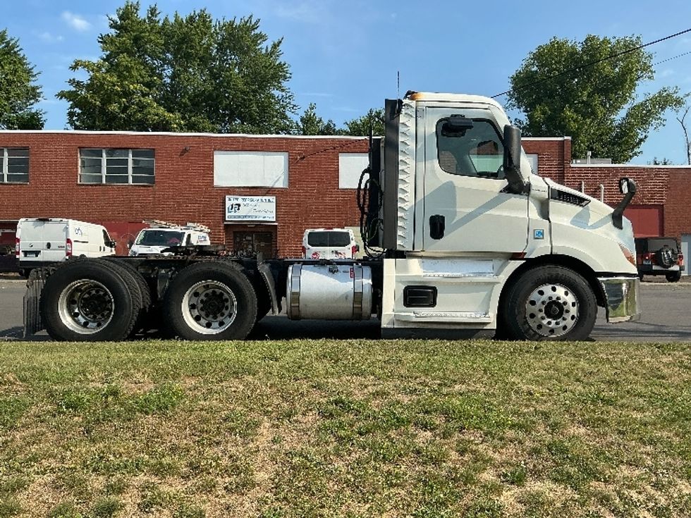 Day Cab Tractor-Heavy Duty Tractors-Freightliner-2021-T11664ST-Springfield-MA-560,569\n\t\tmiles-$ 38,000 - Image 8