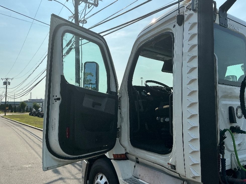 Day Cab Tractor-Heavy Duty Tractors-Freightliner-2021-T11664ST-Springfield-MA-560,569\n\t\tmiles-$ 38,000 - Image 9