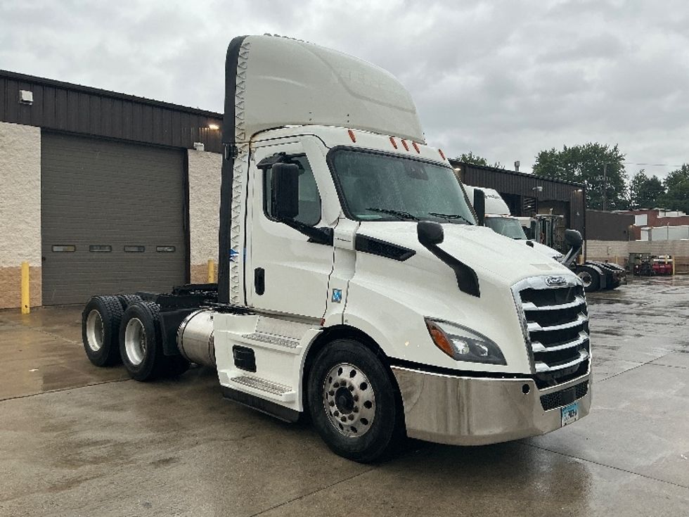 Day Cab Tractor-Heavy Duty Tractors-Freightliner-2021-T11664ST-Springfield-MA-575,000\n\t\tmiles-$ 36,750 - Image 1