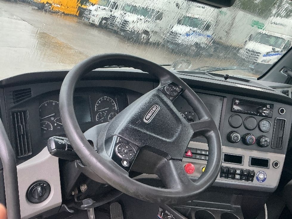 Day Cab Tractor-Heavy Duty Tractors-Freightliner-2021-T11664ST-Springfield-MA-575,000\n\t\tmiles-$ 36,750 - Image 11