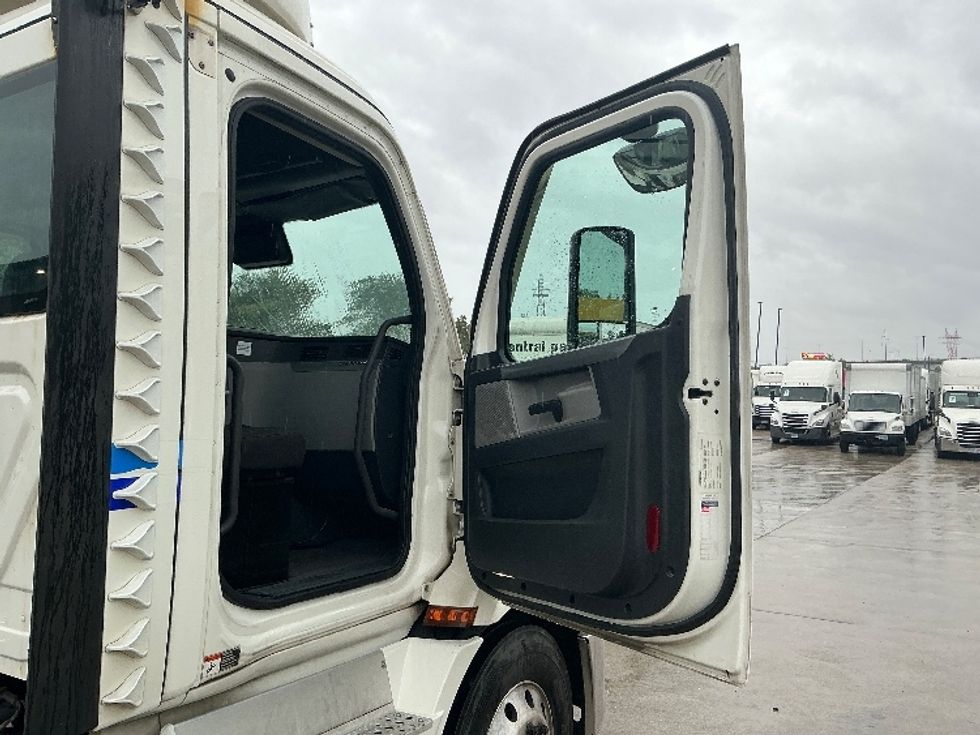 Day Cab Tractor-Heavy Duty Tractors-Freightliner-2021-T11664ST-Springfield-MA-575,000\n\t\tmiles-$ 36,750 - Image 12