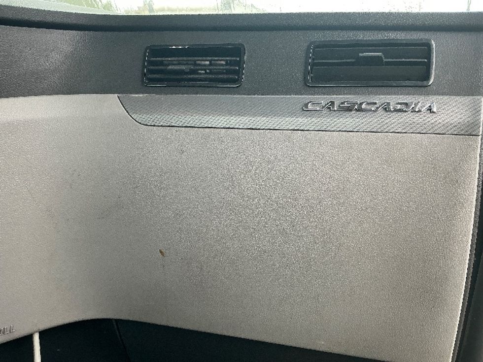 Day Cab Tractor-Heavy Duty Tractors-Freightliner-2021-T11664ST-Springfield-MA-575,000\n\t\tmiles-$ 36,750 - Image 13