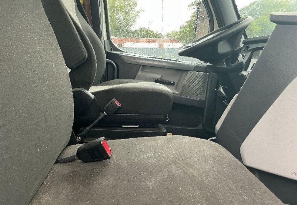 Day Cab Tractor-Heavy Duty Tractors-Freightliner-2021-T11664ST-Springfield-MA-575,000\n\t\tmiles-$ 36,750 - Image 14