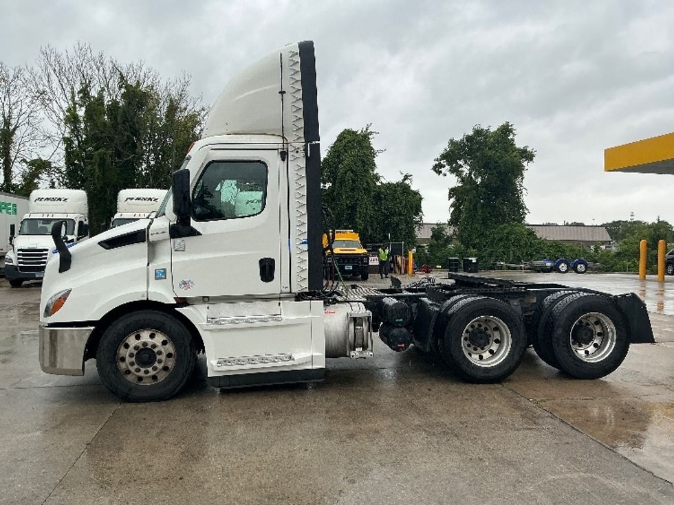 Day Cab Tractor-Heavy Duty Tractors-Freightliner-2021-T11664ST-Springfield-MA-575,000\n\t\tmiles-$ 36,750 - Image 4
