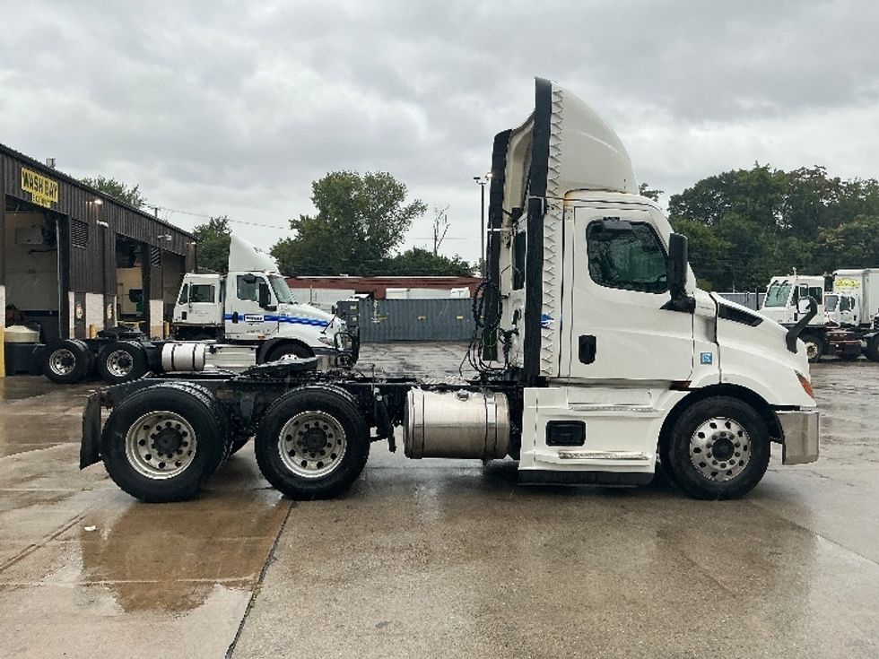 Day Cab Tractor-Heavy Duty Tractors-Freightliner-2021-T11664ST-Springfield-MA-575,000\n\t\tmiles-$ 36,750 - Image 8