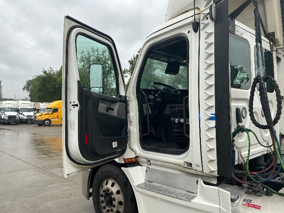 Day Cab Tractor-Heavy Duty Tractors-Freightliner-2021-T11664ST-Springfield-MA-575,000\n\t\tmiles-$ 36,750 - Image 9