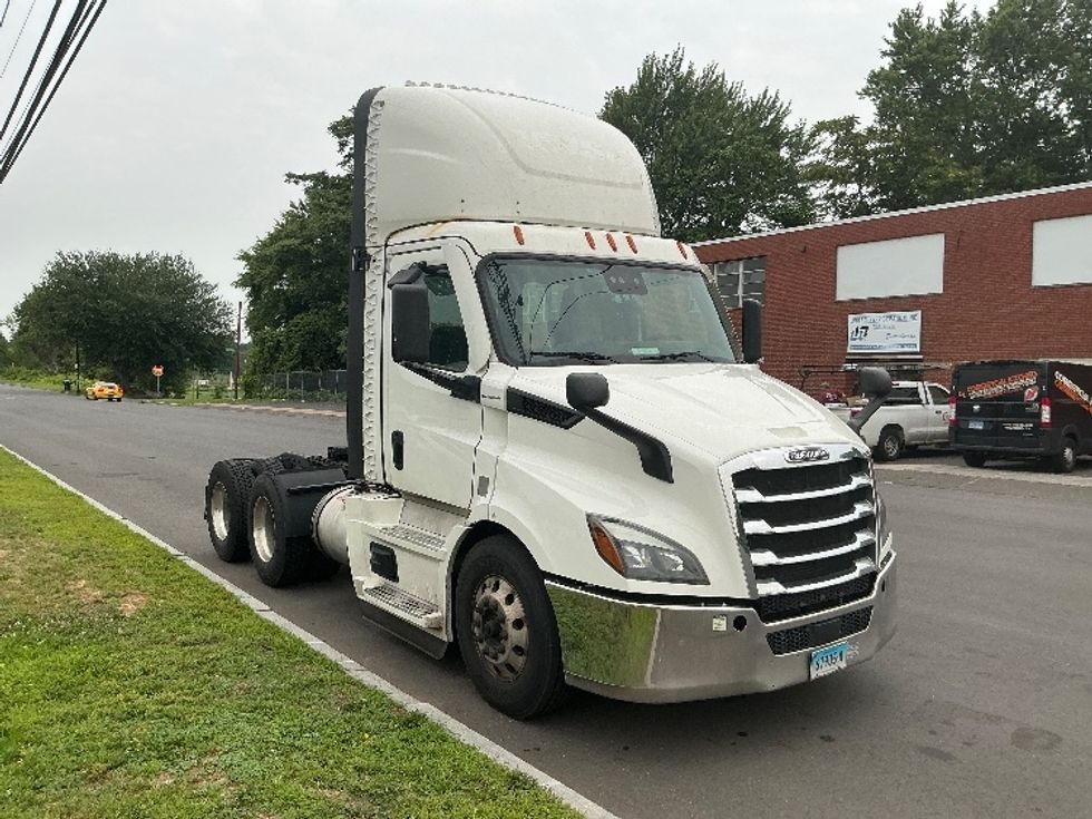 Day Cab Tractor-Heavy Duty Tractors-Freightliner-2021-T11664ST-Springfield-MA-591,319\n\t\tmiles-$ 35,250 - Image 1