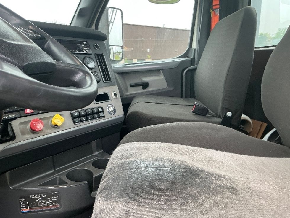 Day Cab Tractor-Heavy Duty Tractors-Freightliner-2021-T11664ST-Springfield-MA-591,319\n\t\tmiles-$ 35,250 - Image 10