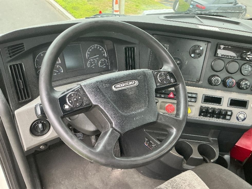 Day Cab Tractor-Heavy Duty Tractors-Freightliner-2021-T11664ST-Springfield-MA-591,319\n\t\tmiles-$ 35,250 - Image 11