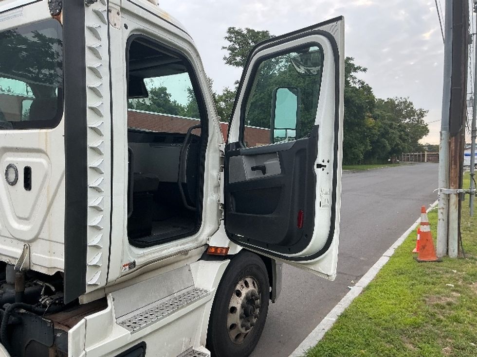 Day Cab Tractor-Heavy Duty Tractors-Freightliner-2021-T11664ST-Springfield-MA-591,319\n\t\tmiles-$ 35,250 - Image 12