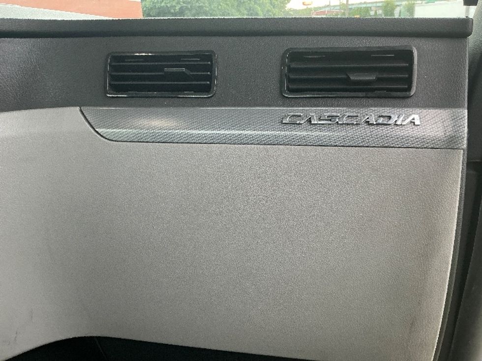 Day Cab Tractor-Heavy Duty Tractors-Freightliner-2021-T11664ST-Springfield-MA-591,319\n\t\tmiles-$ 35,250 - Image 13