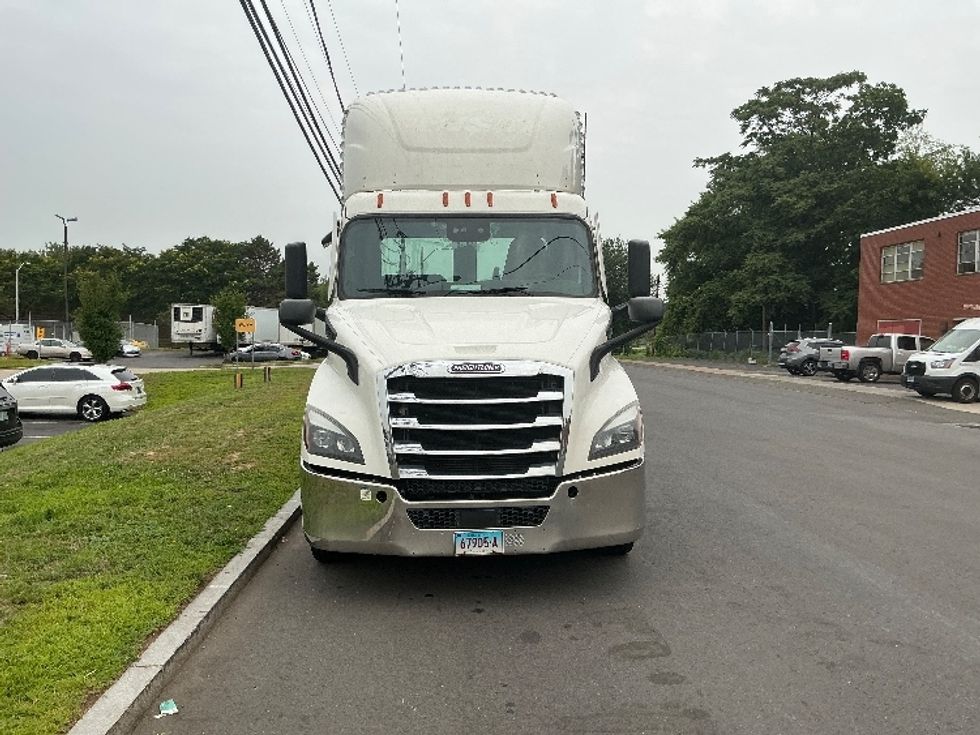 Day Cab Tractor-Heavy Duty Tractors-Freightliner-2021-T11664ST-Springfield-MA-591,319\n\t\tmiles-$ 35,250 - Image 2