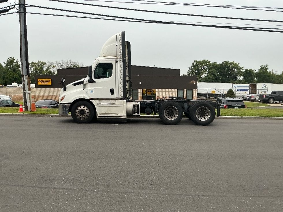 Day Cab Tractor-Heavy Duty Tractors-Freightliner-2021-T11664ST-Springfield-MA-591,319\n\t\tmiles-$ 35,250 - Image 4