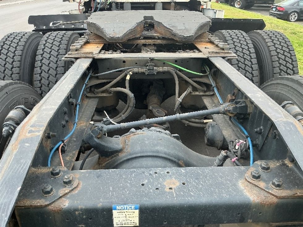 Day Cab Tractor-Heavy Duty Tractors-Freightliner-2021-T11664ST-Springfield-MA-591,319\n\t\tmiles-$ 35,250 - Image 6