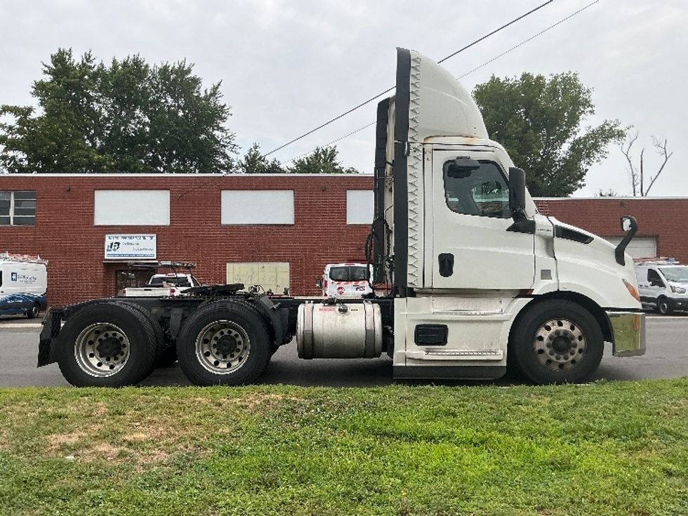 Day Cab Tractor-Heavy Duty Tractors-Freightliner-2021-T11664ST-Springfield-MA-591,319\n\t\tmiles-$ 35,250 - Image 8