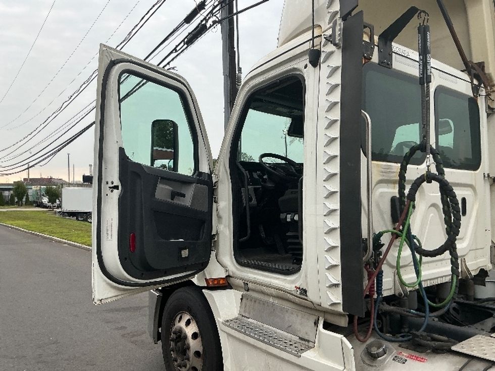 Day Cab Tractor-Heavy Duty Tractors-Freightliner-2021-T11664ST-Springfield-MA-591,319\n\t\tmiles-$ 35,250 - Image 9