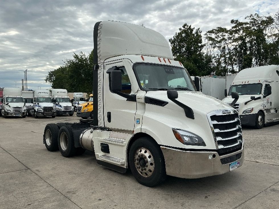 Day Cab Tractor-Heavy Duty Tractors-Freightliner-2021-T11664ST-Springfield-MA-607,974\n\t\tmiles-$ 28,250 - Image 1