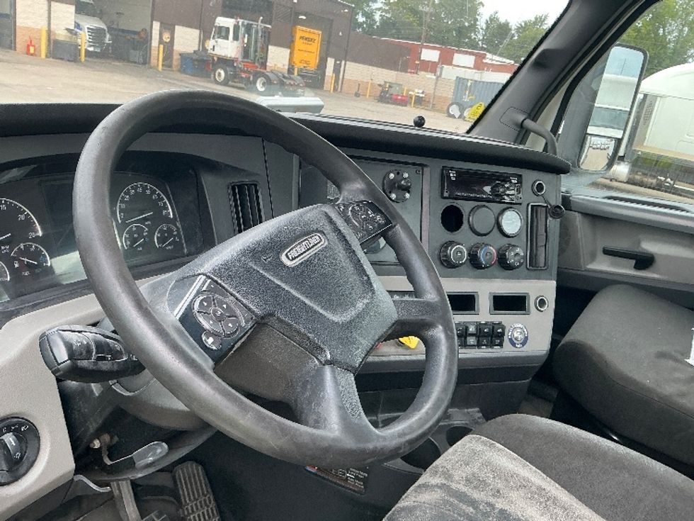 Day Cab Tractor-Heavy Duty Tractors-Freightliner-2021-T11664ST-Springfield-MA-607,974\n\t\tmiles-$ 28,250 - Image 10