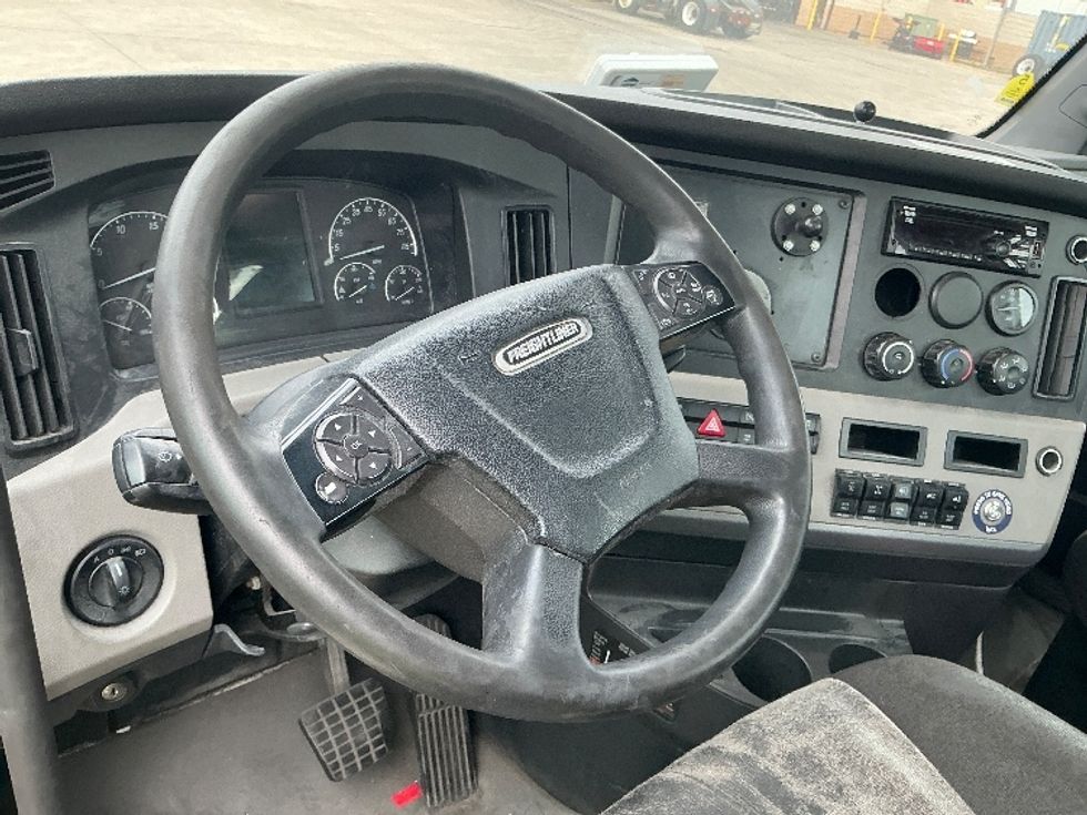 Day Cab Tractor-Heavy Duty Tractors-Freightliner-2021-T11664ST-Springfield-MA-607,974\n\t\tmiles-$ 28,250 - Image 11