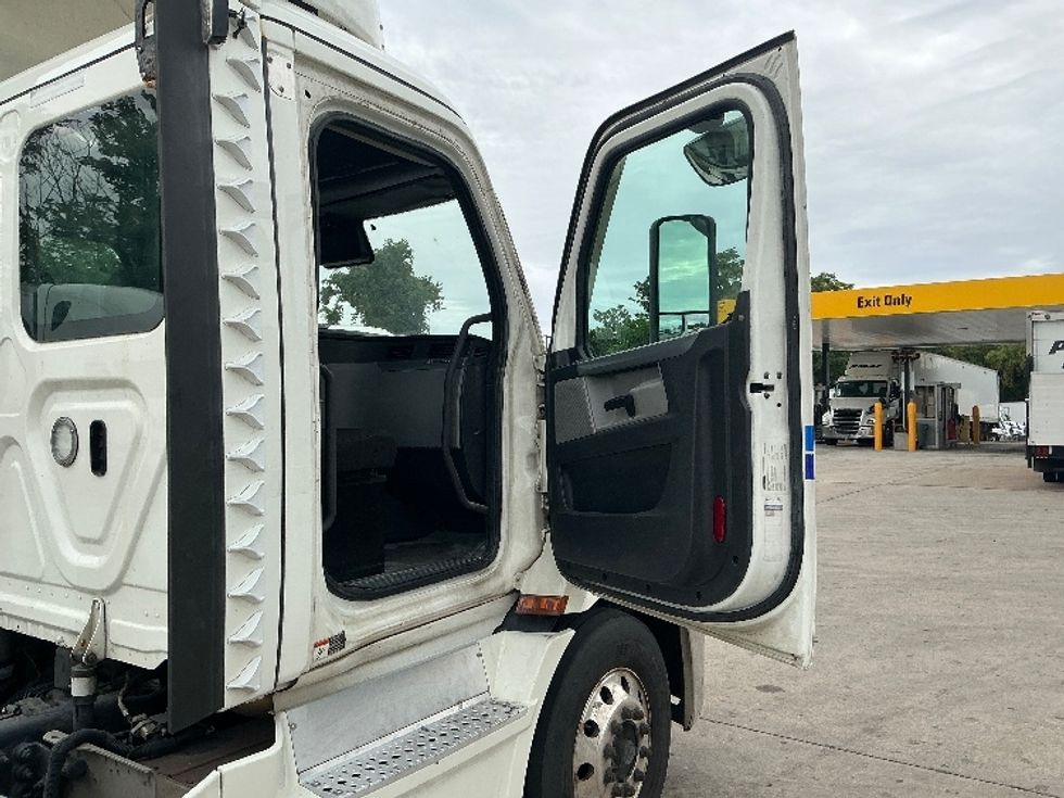 Day Cab Tractor-Heavy Duty Tractors-Freightliner-2021-T11664ST-Springfield-MA-607,974\n\t\tmiles-$ 28,250 - Image 12