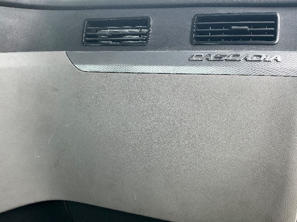 Day Cab Tractor-Heavy Duty Tractors-Freightliner-2021-T11664ST-Springfield-MA-607,974\n\t\tmiles-$ 28,250 - Image 13