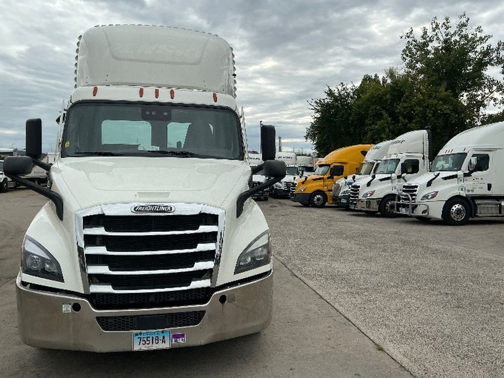 Day Cab Tractor-Heavy Duty Tractors-Freightliner-2021-T11664ST-Springfield-MA-607,974\n\t\tmiles-$ 28,250 - Image 2