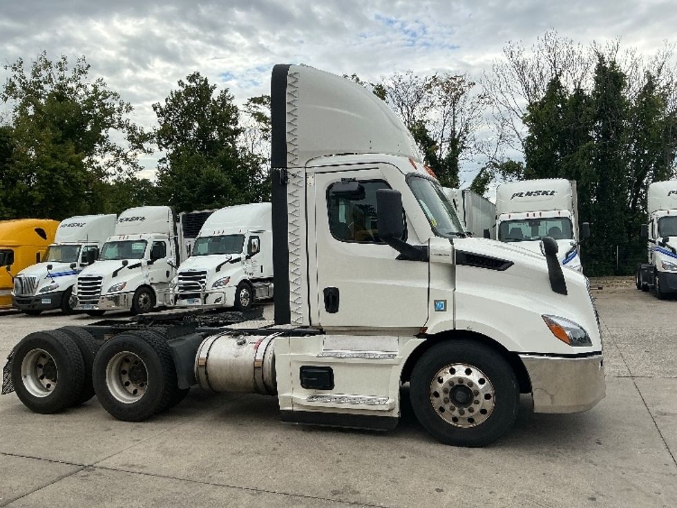 Day Cab Tractor-Heavy Duty Tractors-Freightliner-2021-T11664ST-Springfield-MA-607,974\n\t\tmiles-$ 28,250 - Image 8