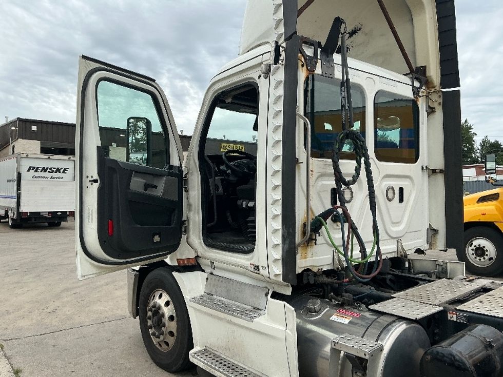 Day Cab Tractor-Heavy Duty Tractors-Freightliner-2021-T11664ST-Springfield-MA-607,974\n\t\tmiles-$ 28,250 - Image 9