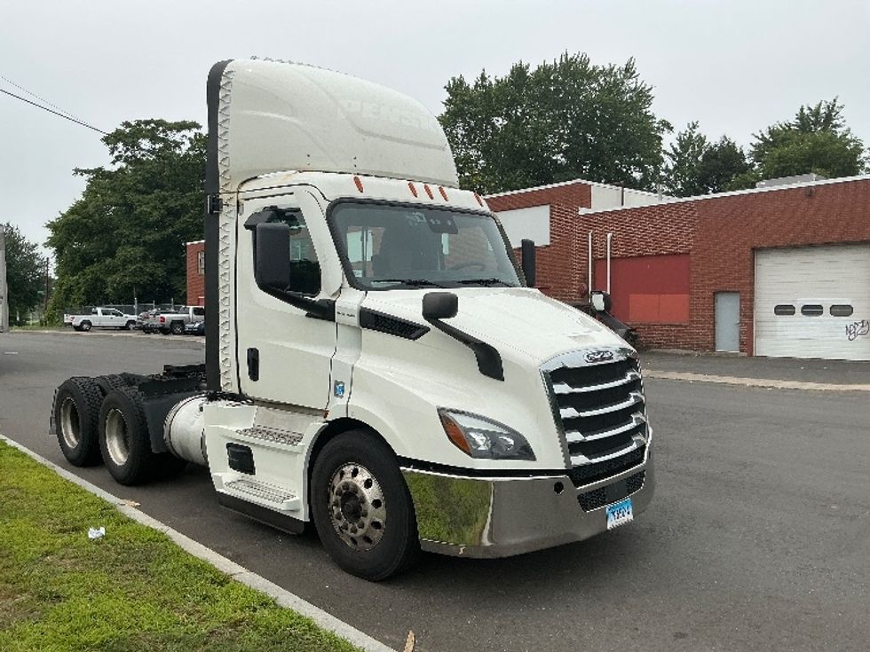 Day Cab Tractor-Heavy Duty Tractors-Freightliner-2021-T11664ST-Springfield-MA-608,378\n\t\tmiles-$ 28,250 - Image 1