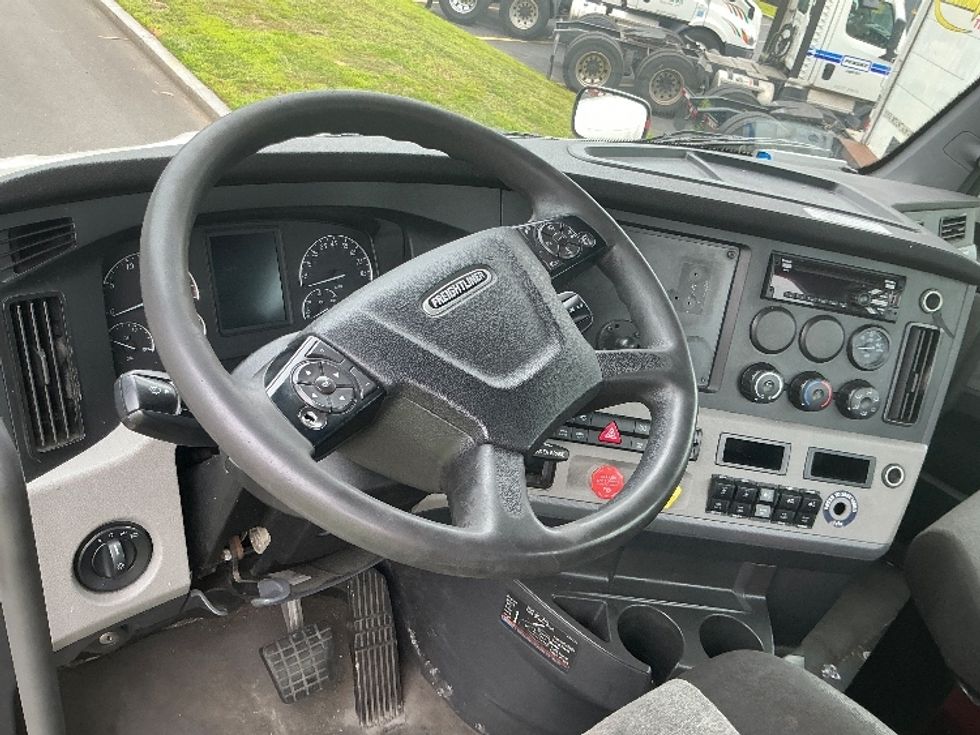 Day Cab Tractor-Heavy Duty Tractors-Freightliner-2021-T11664ST-Springfield-MA-608,378\n\t\tmiles-$ 28,250 - Image 11