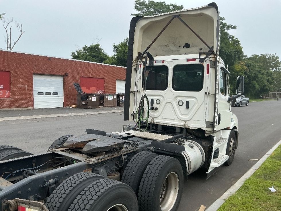 Day Cab Tractor-Heavy Duty Tractors-Freightliner-2021-T11664ST-Springfield-MA-608,378\n\t\tmiles-$ 28,250 - Image 18