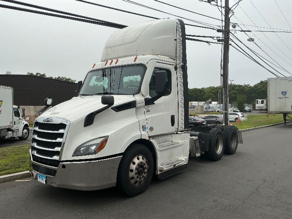 Day Cab Tractor-Heavy Duty Tractors-Freightliner-2021-T11664ST-Springfield-MA-608,378\n\t\tmiles-$ 28,250 - Image 3