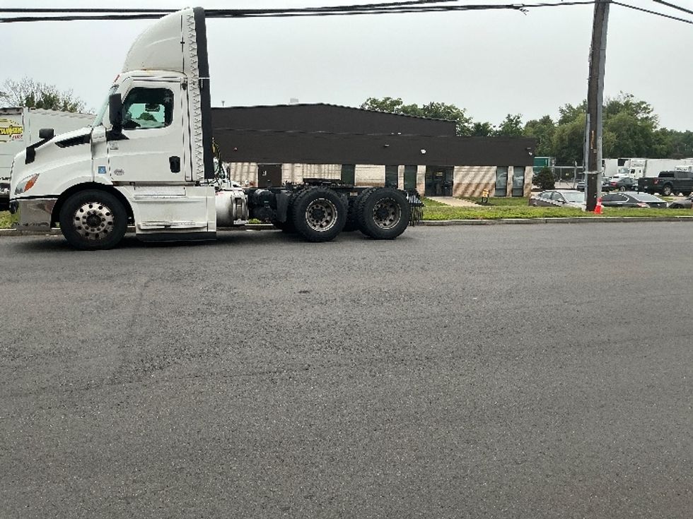 Day Cab Tractor-Heavy Duty Tractors-Freightliner-2021-T11664ST-Springfield-MA-608,378\n\t\tmiles-$ 28,250 - Image 4