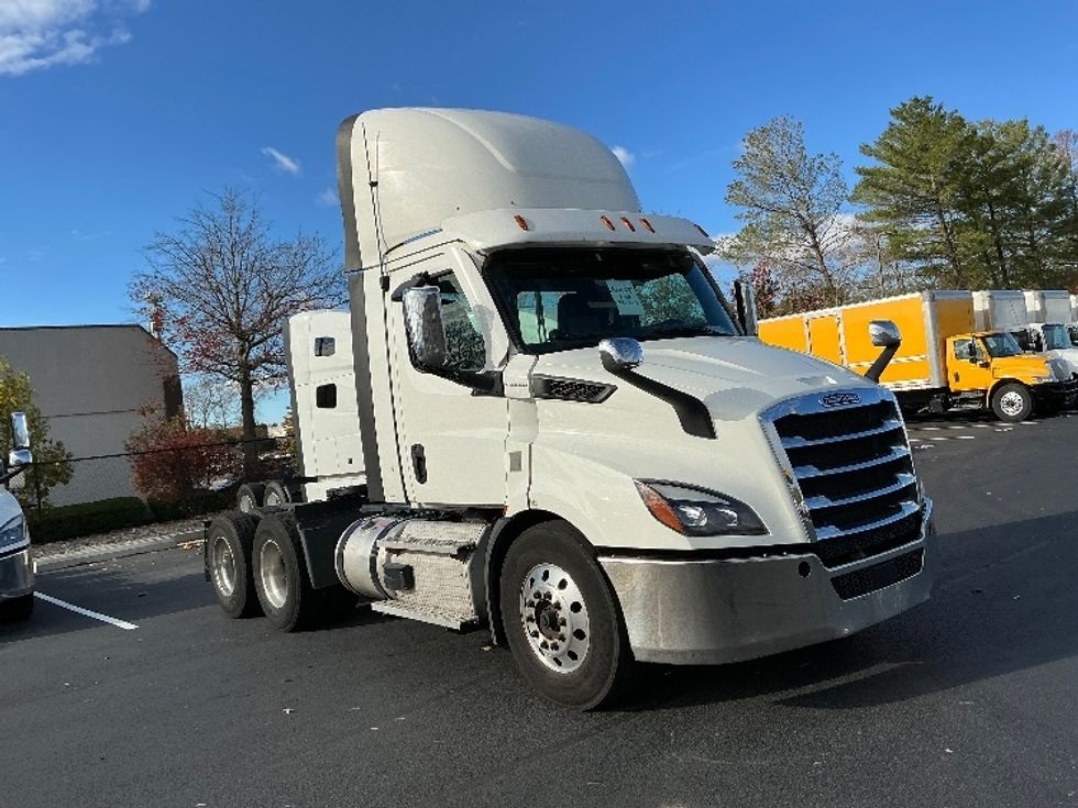 Day Cab Tractor-Heavy Duty Tractors-Freightliner-2021-T11664ST-Sterling-VA-296,595\n\t\tmiles-$ 59,000 - Image 1