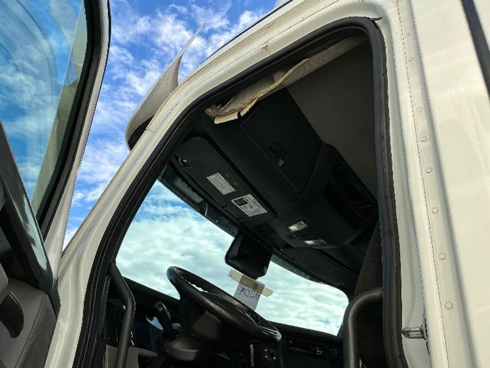 Day Cab Tractor-Heavy Duty Tractors-Freightliner-2021-T11664ST-Sterling-VA-296,595\n\t\tmiles-$ 59,000 - Image 17