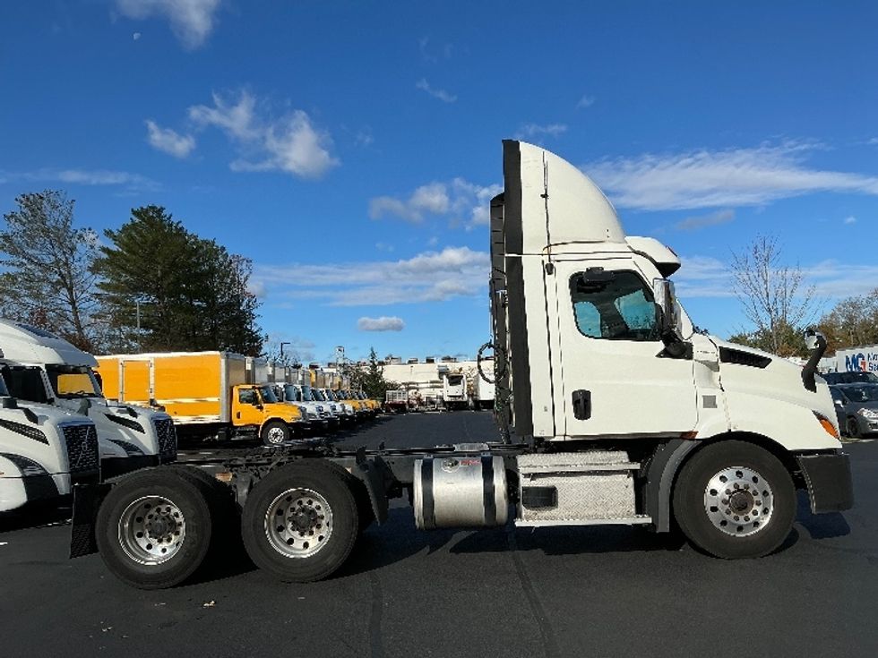 Day Cab Tractor-Heavy Duty Tractors-Freightliner-2021-T11664ST-Sterling-VA-296,595\n\t\tmiles-$ 59,000 - Image 8