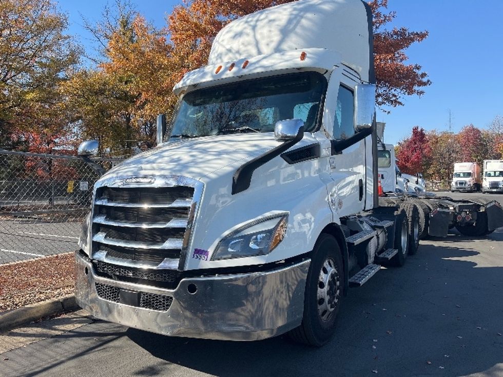 Day Cab Tractor-Heavy Duty Tractors-Freightliner-2021-T11664ST-Sterling-VA-316,654\n\t\tmiles-$ 58,000 - Image 1