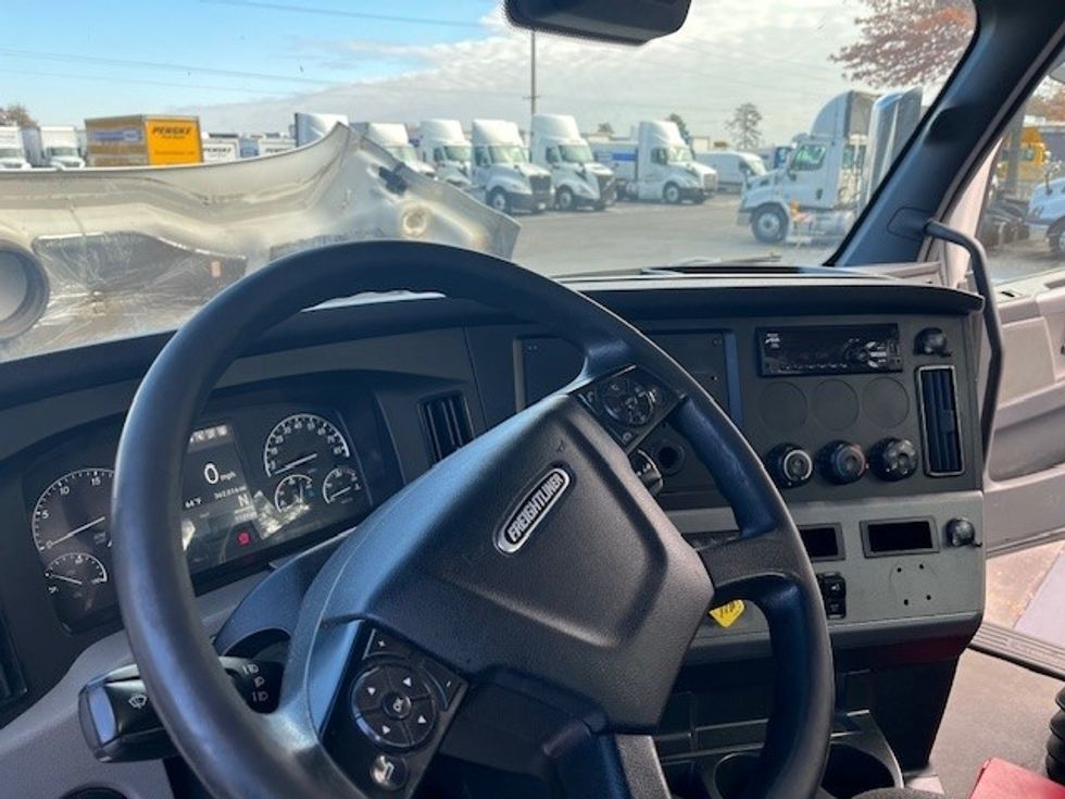 Day Cab Tractor-Heavy Duty Tractors-Freightliner-2021-T11664ST-Sterling-VA-316,654\n\t\tmiles-$ 58,000 - Image 10
